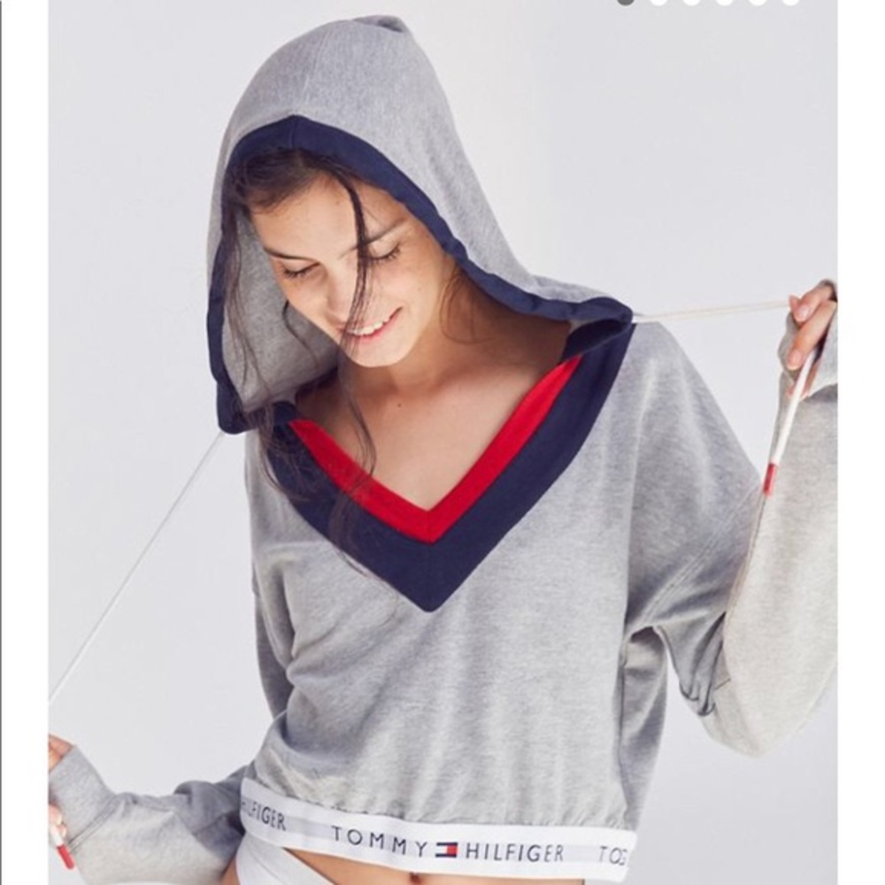 Tommy Hilfiger Cropped V neck sweatshirt